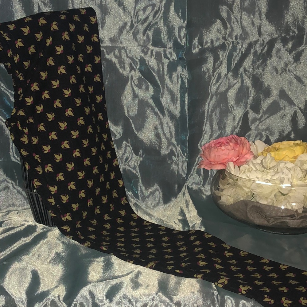 Black background pattern leggings
